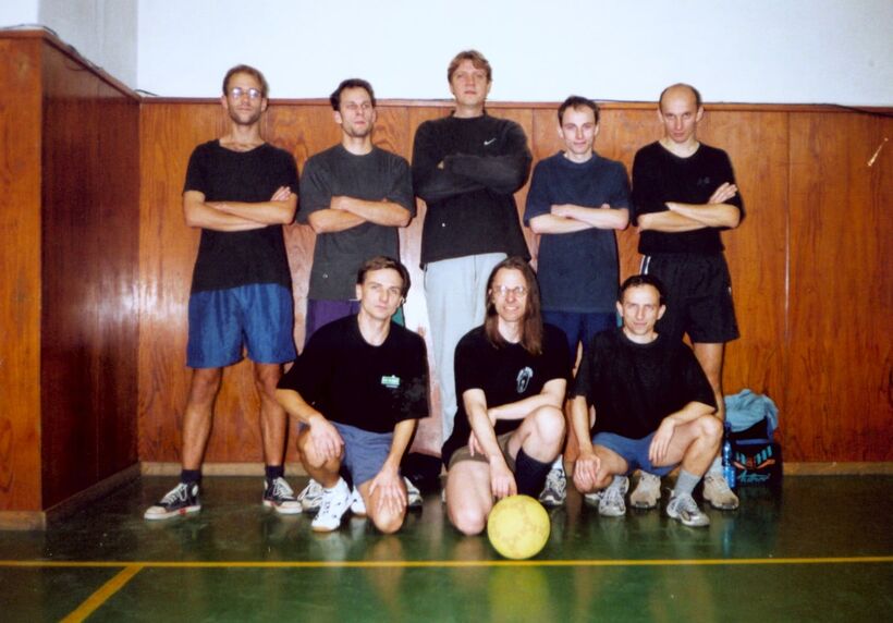 Příležitostný fotbalový tým Divadelních novin. Nahoře zleva Jakub Škorpil, Beno Blachut, Vladimír Hajšman, Jan Kysilka, Martin Švejda; dole Vladimír Mikulka, Vladimír Hulec, Roman Vašek. (2002)